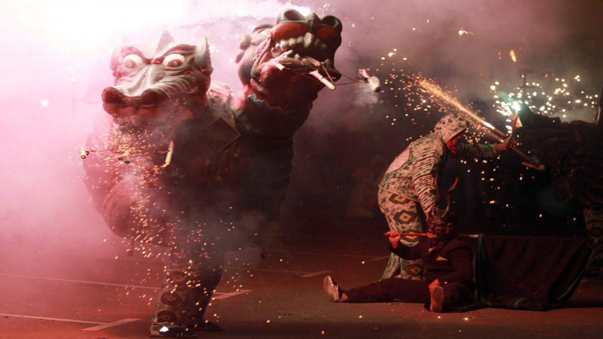 El-Drac-de-Valls-i-Diables-Uni&oacute;-Anelles-de-la-Flama_