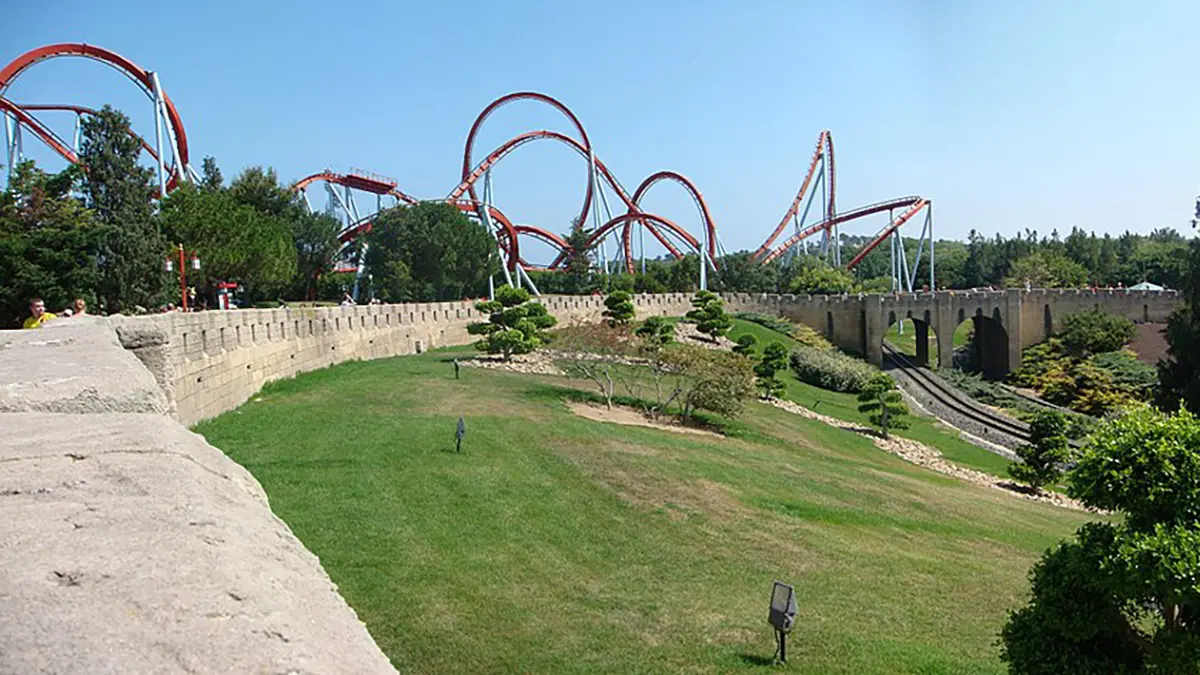 El Dragon Khan, de PortAventura, prepara retrack parcial. Wikipedia.