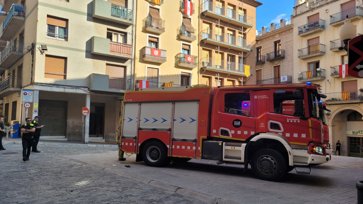 Cotxe-bombers-pla&ccedil;a-del-blat-incendi_
