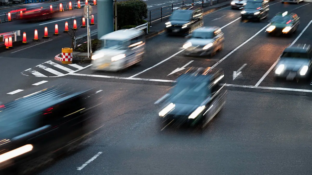 Senyal de ZBE a Barcelona i c&agrave;mera de control de matr&iacute;cules