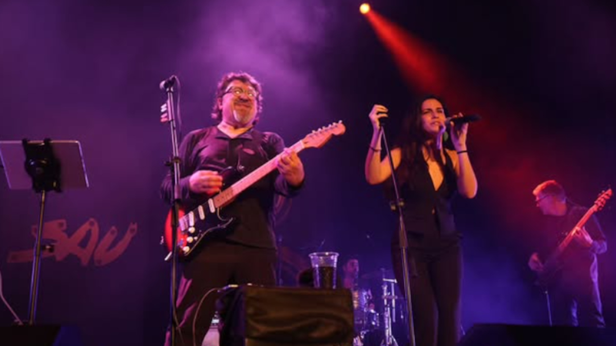 Pep Sala i Mariona Escoda junts i compenetrats dalt de l'escenari. Foto: @oficialsau