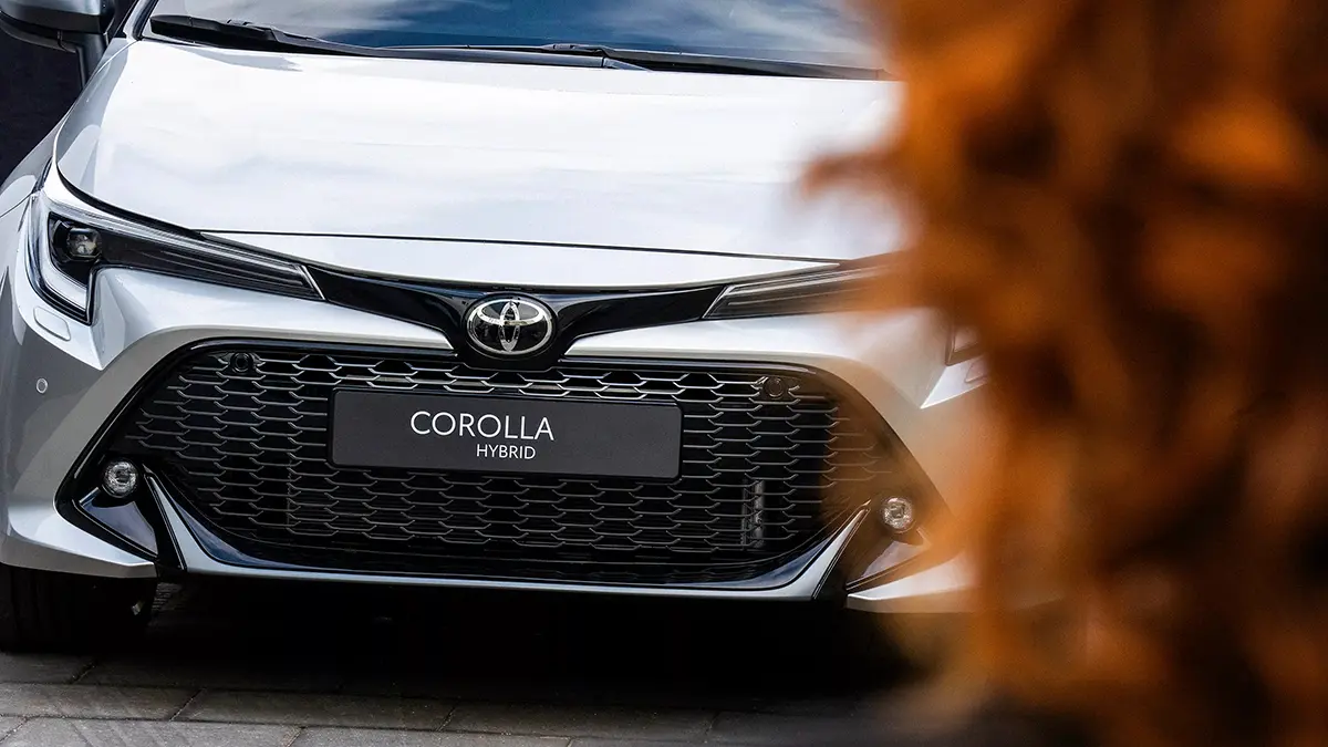 Toyota Corolla Touring Sports 2025 gris plata en aparcament urb&agrave;. Toyota.