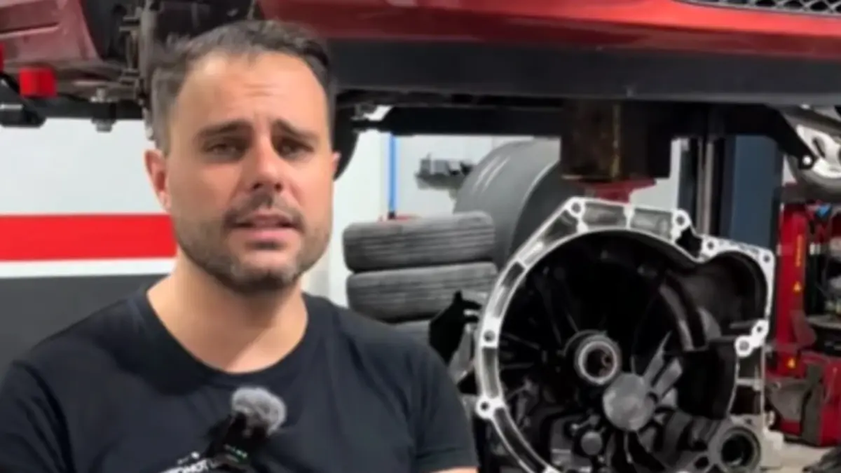 Mec&agrave;nic comprovant varilla d&rsquo;oli en motor fred sobre superf&iacute;cie plana