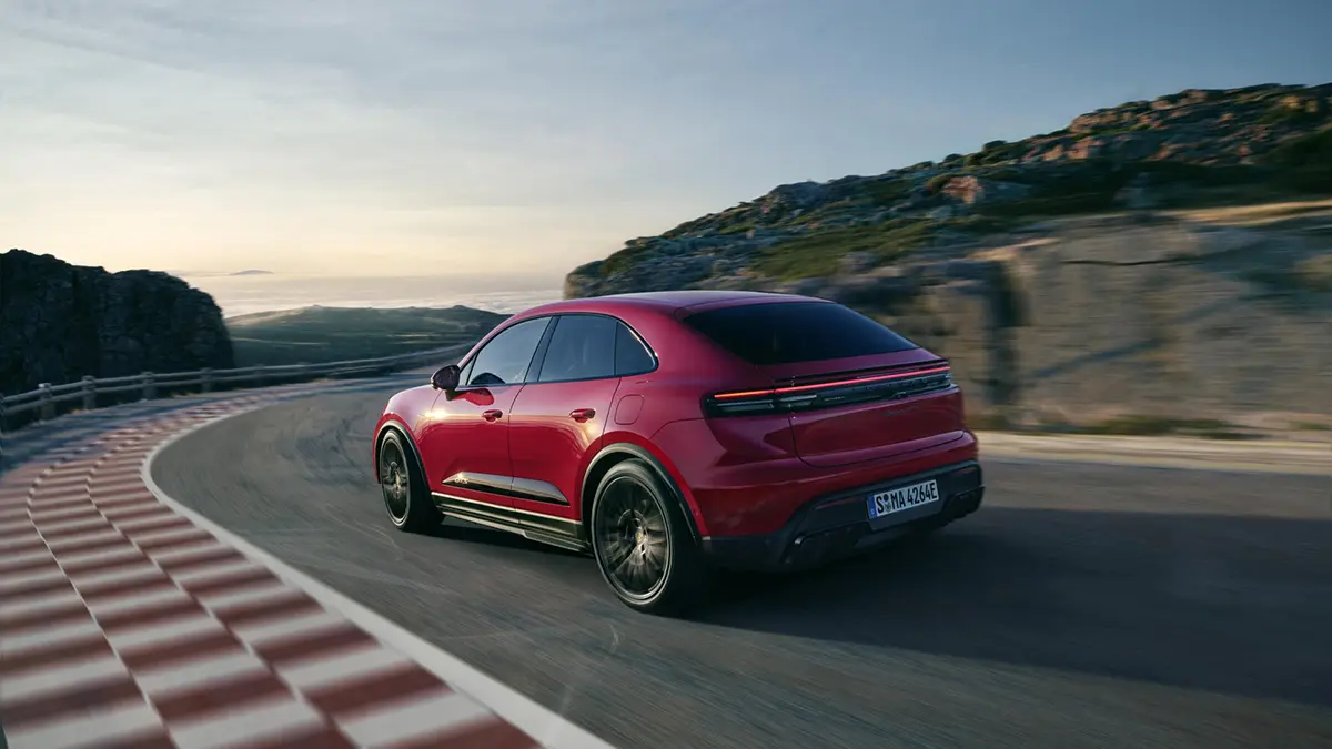Porsche Macan GTS el&egrave;ctric 2025 en carretera de muntanya