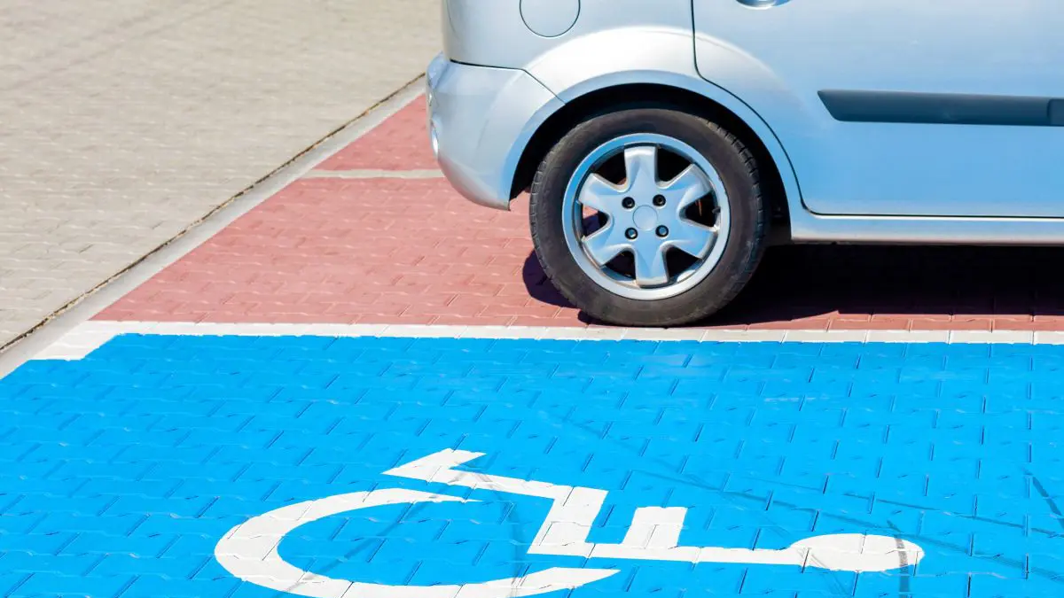 Plaza PMR amb senyal vertical i horitzontal, vista urbana a Espanya