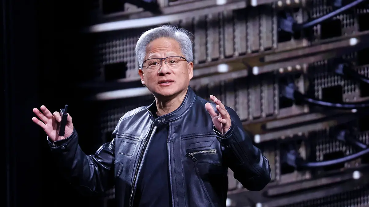 Jensen Huang, CEO de NVIDIA, durant una entrevista on defensa la necessitat de fontaners i electricistes per a centres de dades d&rsquo;IA