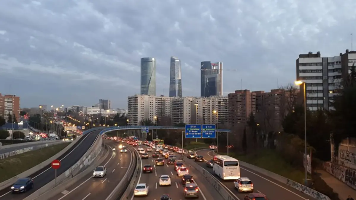 Control d&rsquo;acc&eacute;s a una Zona de Baixes Emissions amb senyalitzaci&oacute; i vehicles SUV entrant en un carrer restringit