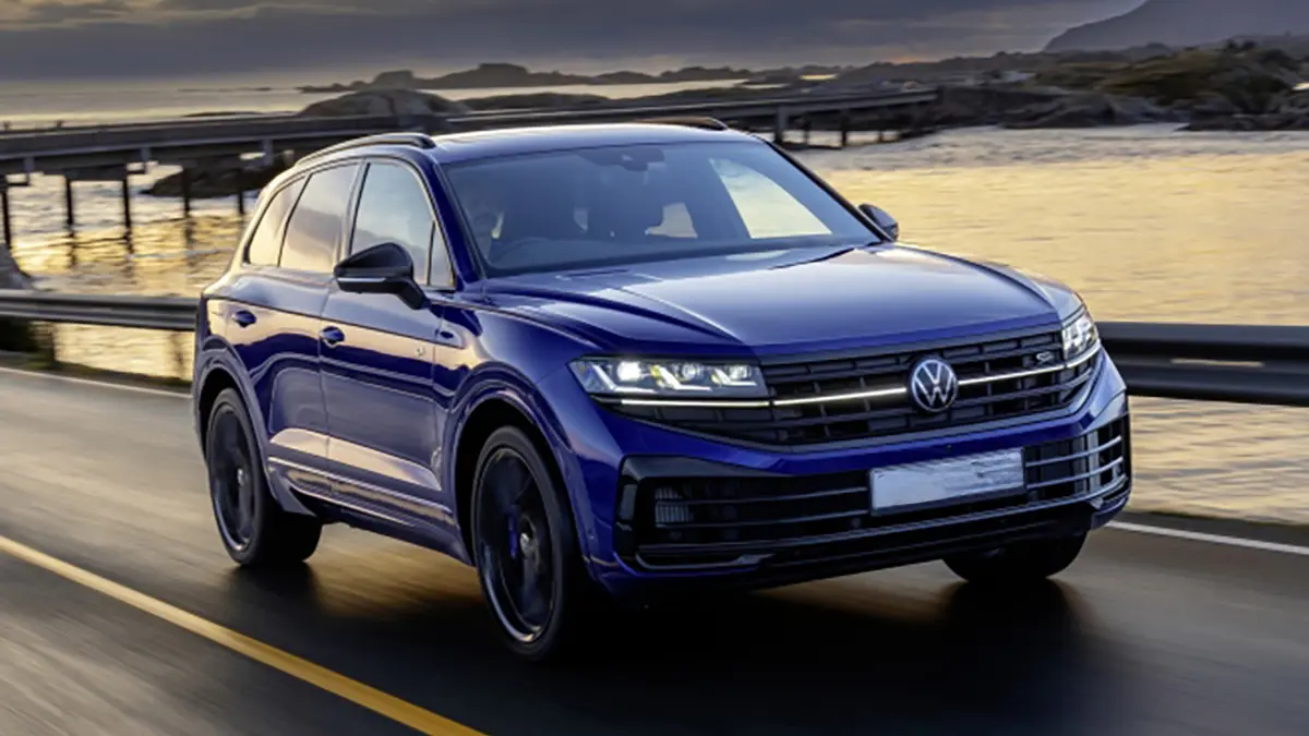 Volkswagen Touareg eHybrid &ldquo;Final Edition&rdquo; en color fosc aparcat, destacant el seu disseny i la condici&oacute; d&rsquo;edici&oacute; de comiat
