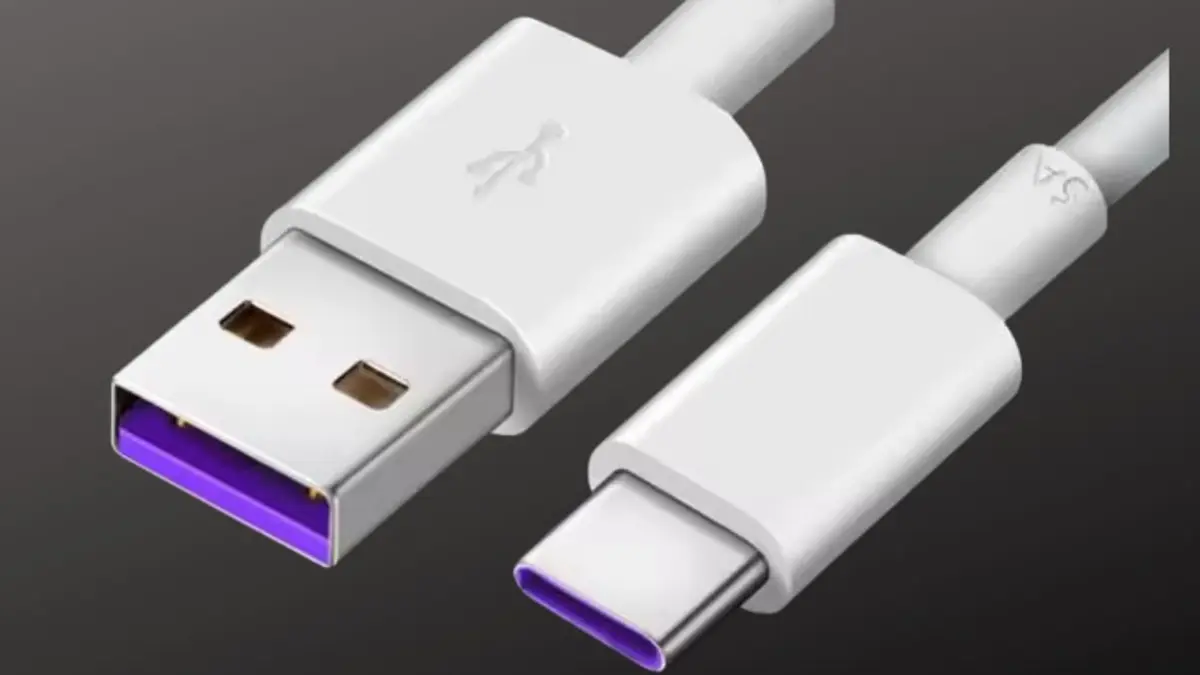 Primer pla d&rsquo;un port USB morat en un cotxe amb USB-C al costat