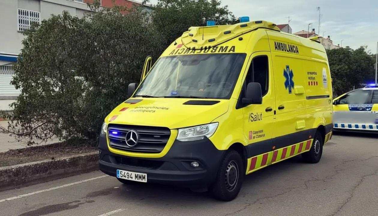 Farola derribada por el viento en Sabadell: peligro y caos en Pla&ccedil;a Sant Roc