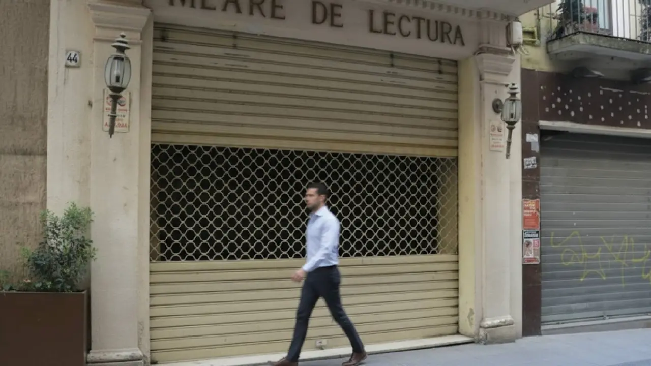 Desnonament al carrer de la Cort de Valls amb ve&iuml;ns reunits davant l&rsquo;edifici mentre la policia interv&eacute;, qu&egrave; est&agrave; passant