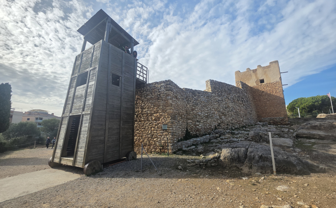 Exterior de la zona emmurallada de la Ciutadella ib&egrave;rica de Calafell, amb la torre d'assalt de fusta. Des d'aquest cap de setmana ja es pot tornar a visitar. Foto de S&ograve;nia Vaquer