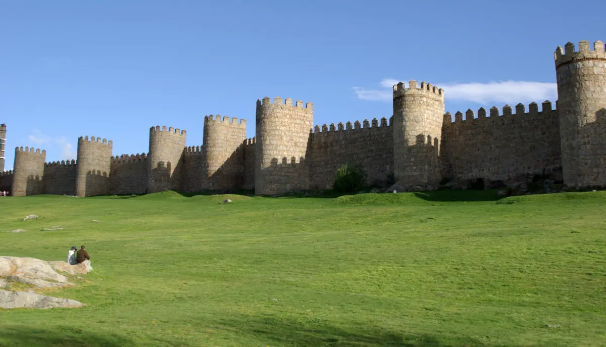 Magestuosa muralla d'&Agrave;vila, amb les seves torres. Foto de Wikimedia Commons.