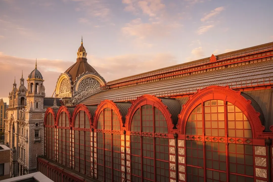 Estaci&oacute; central d'Anvers (o Antwerpen en neerlandes), una de les joies arquitect&ograve;niques d'aquesta ciutat belga.