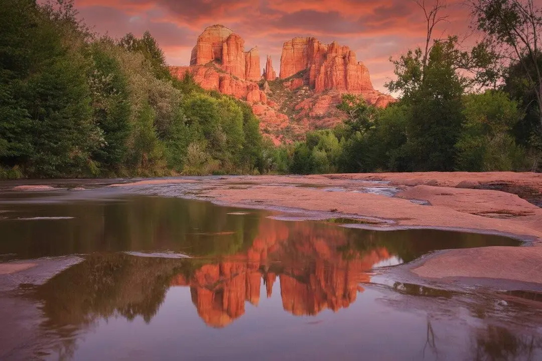 Paisatge de capvespre de la Catedral de Roca Vermella de Sedona, a l'estat d'Arizona, Estats Units.