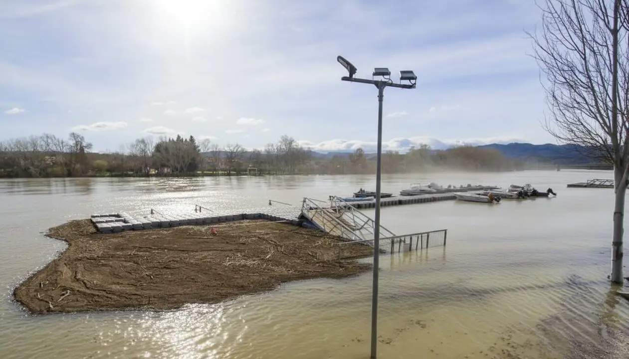 Imatge del riu Ebre en crescuda aportant oxigen, nutrients i sediments essencials al Delta per mantenir la seva biodiversitat
