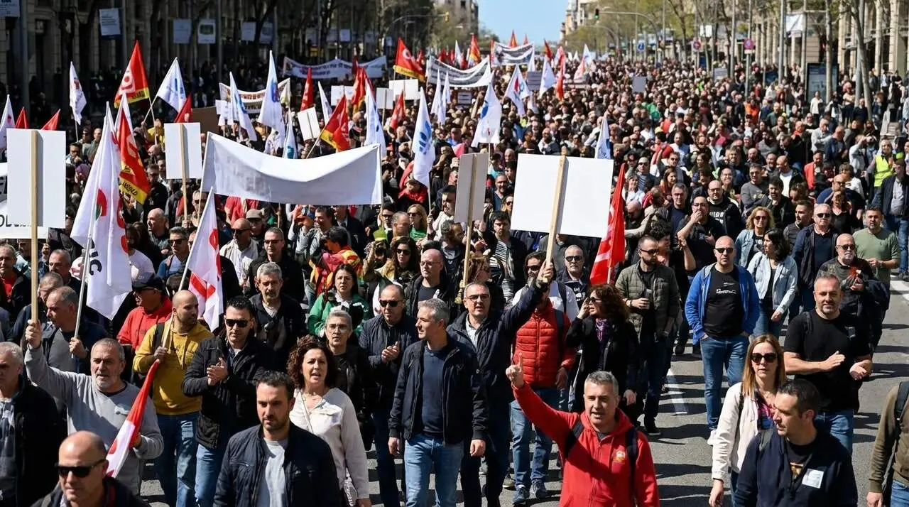 Manifestaci&oacute; de la Plataforma per la Dignitat dels Aut&ograve;noms amb milers de participants reivindicant els seus drets a Espanya