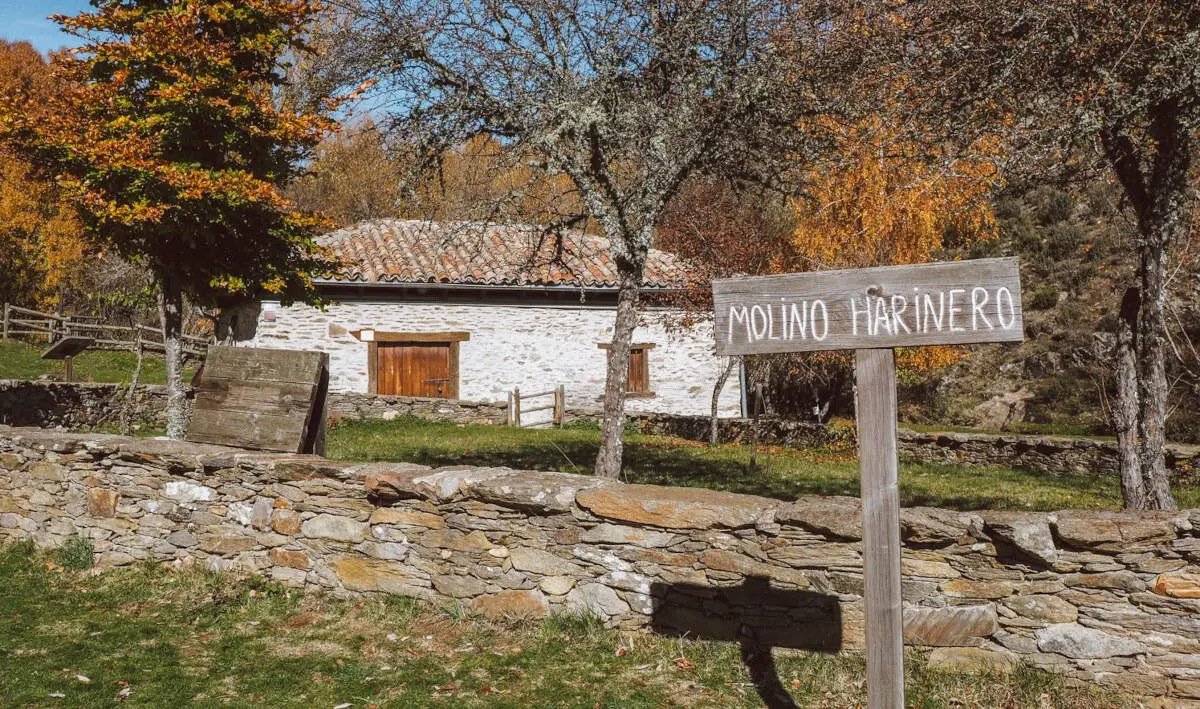 Les seves cases i carrers empedrats, fan, del llogarret de La Hiruela, a nom&eacute;s una hora de la ciutat de Madrid, a la Sierra Norte, un poblet de pessebre i postal. Foto de Llegarsinavisar.com