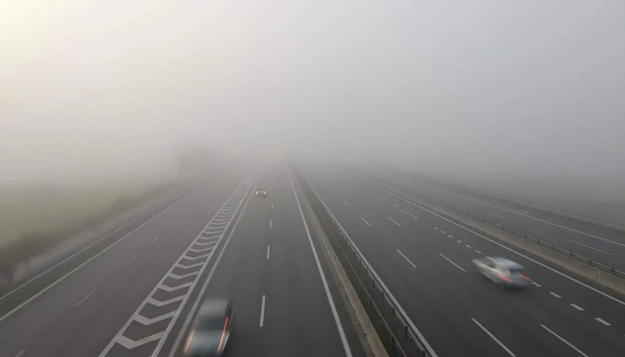 Boira densa redueix la visibilitat a trams cr&iacute;tics de l&rsquo;AP-7 i AP-2 afectant la seguretat vi&agrave;ria a Catalunya