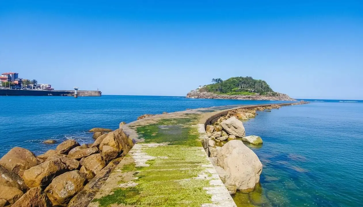 Passarel&middot;la cap a la illa de Sant Nicol&agrave;s, visible en marea baixa, a Lekeitio, al Pa&iacute;s Basc. Imatge d'arxiu.