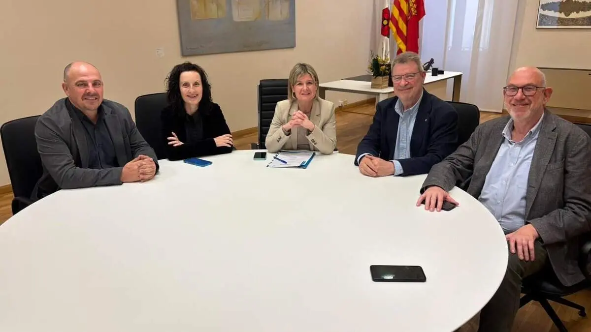 Representants de la Fundaci&oacute; Colla Vella presentant els seus reptes i projecte a la Diputaci&oacute; en una reuni&oacute; oficial