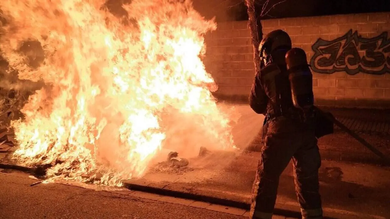 Imatge nocturna amb flames intensos afectant contenidors i vehicles en diferents punts de Catalunya