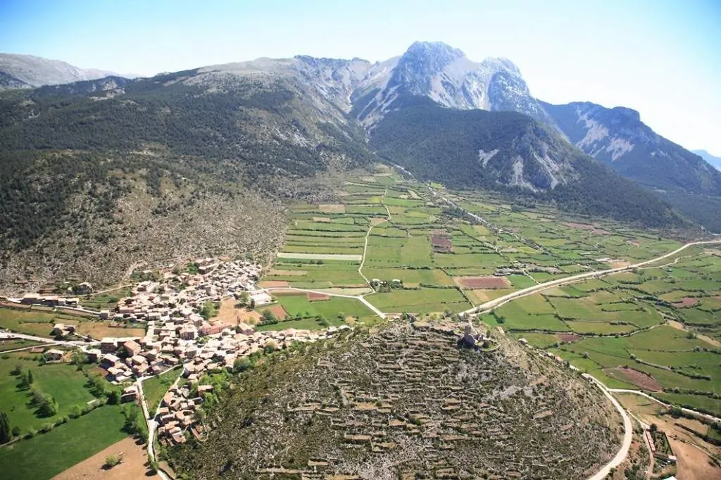 Vista del tranquil i buc&ograve;lic poble de G&ograve;sol amb la muntanya del Pedraforca al fons. Foto de Diputaci&oacute; de Lleida