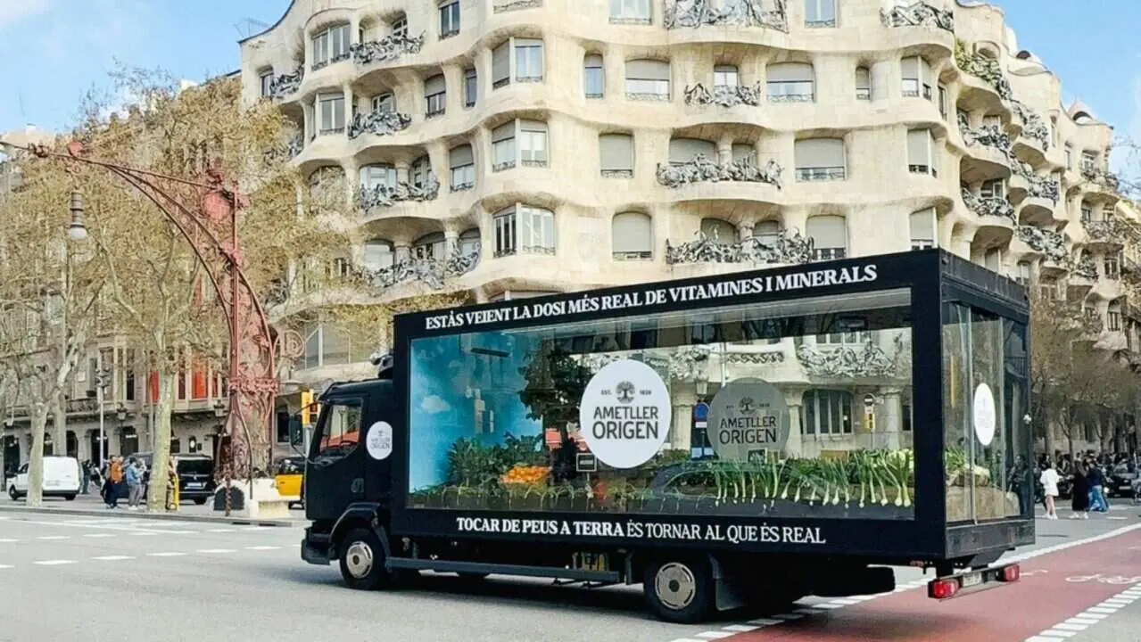 Un hort m&ograve;bil sobre rodes d'Ametller Origen que sorpr&egrave;n a Barcelona amb productes frescos i locals