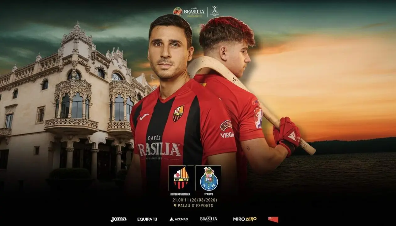 Jugadors de Reus Deportiu celebrant un gol emocionant durant el cl&agrave;ssic Reus Porto amb aficionats animant al fons