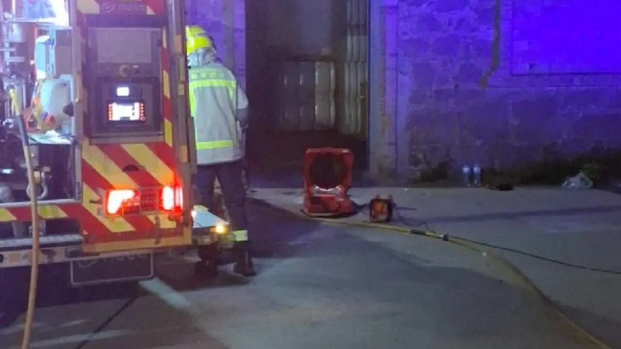 Detall d&rsquo;una m&agrave;quina compactadora en funcionament dins una nau de filatura de cot&oacute; a Puig-reig