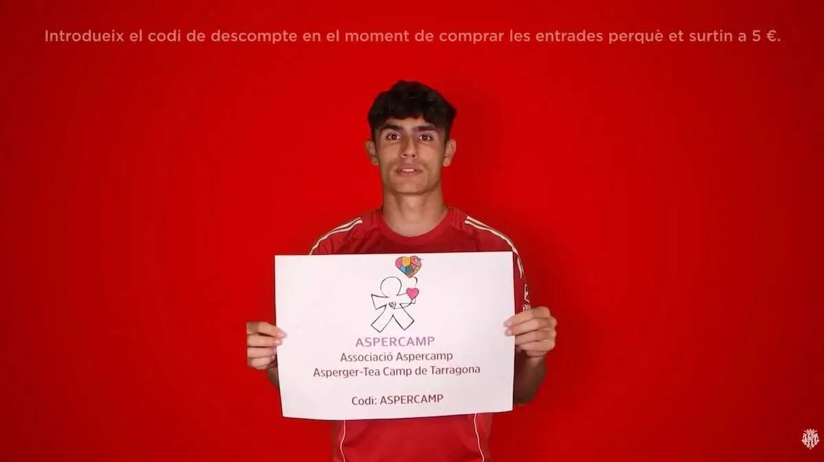 Imatge d&rsquo;una jornada solid&agrave;ria amb aficionats del N&agrave;stic jugant a futbol a Tarragona en un ambient festiu i comprom&egrave;s