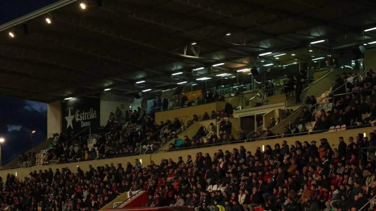 Jugadors de Reus FC Reddis i Atl&egrave;tic Lleida preparant-se per un partit emocionant a Reus davant una afici&oacute; expectant