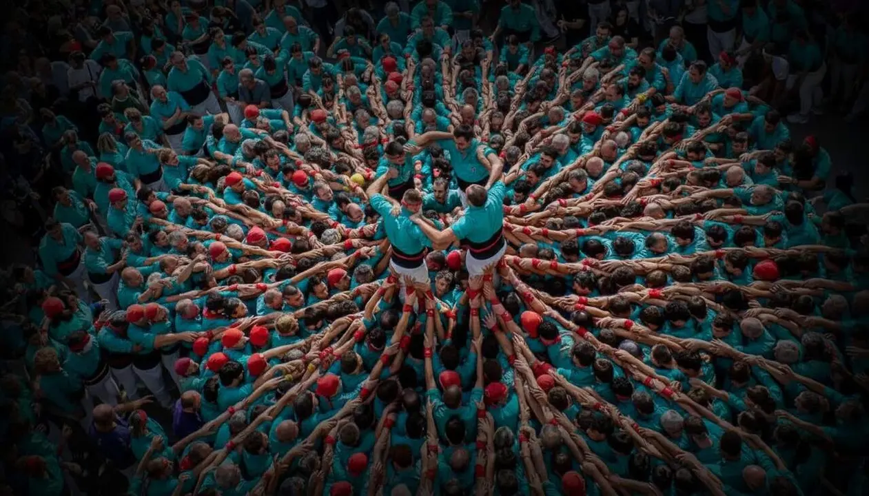 Castellers aixecant un castell impressionant