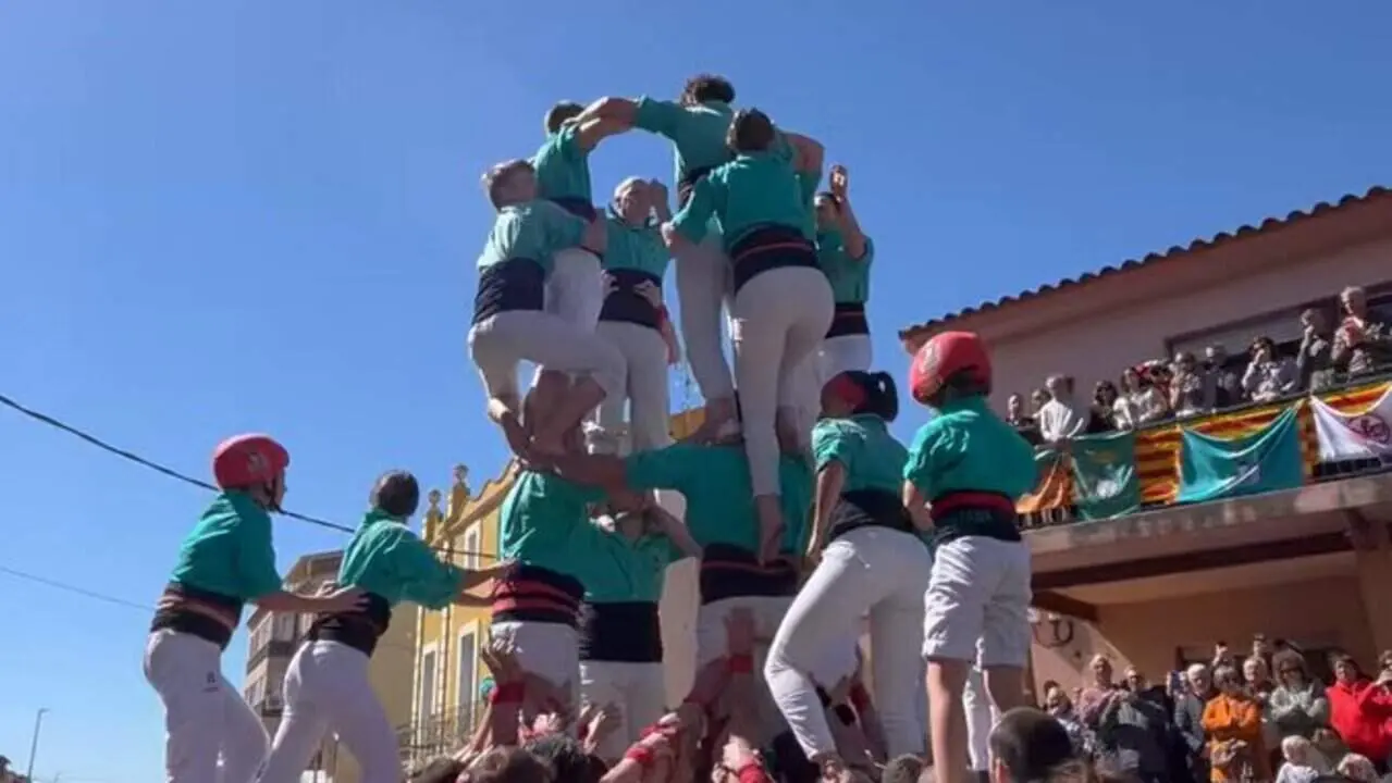 Castellers de Vilafranca descarregant un castell 4d8 durant la diada de Sant Jaume dels Domenys amb gran precisi&oacute; i for&ccedil;a