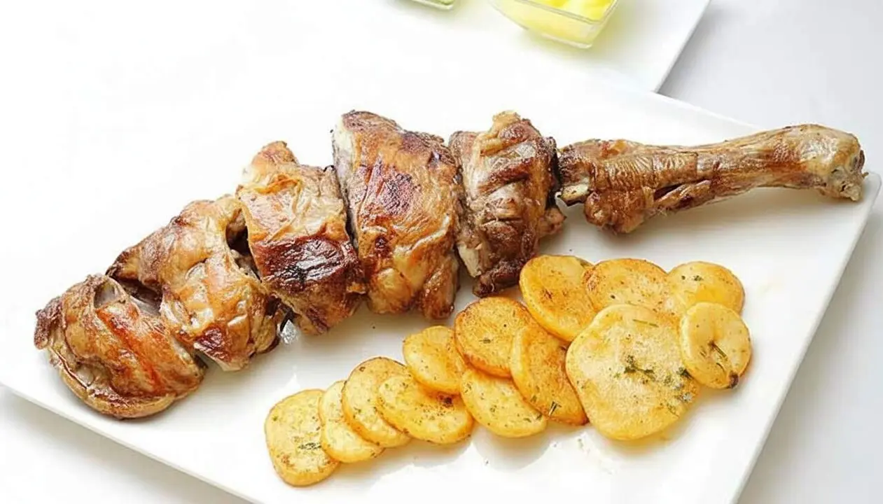 Ternasco aragon&egrave;s tradicional i innovador amb carn melosa i patates panadera, premiat a Arag&oacute; per la seva qualitat excepcional