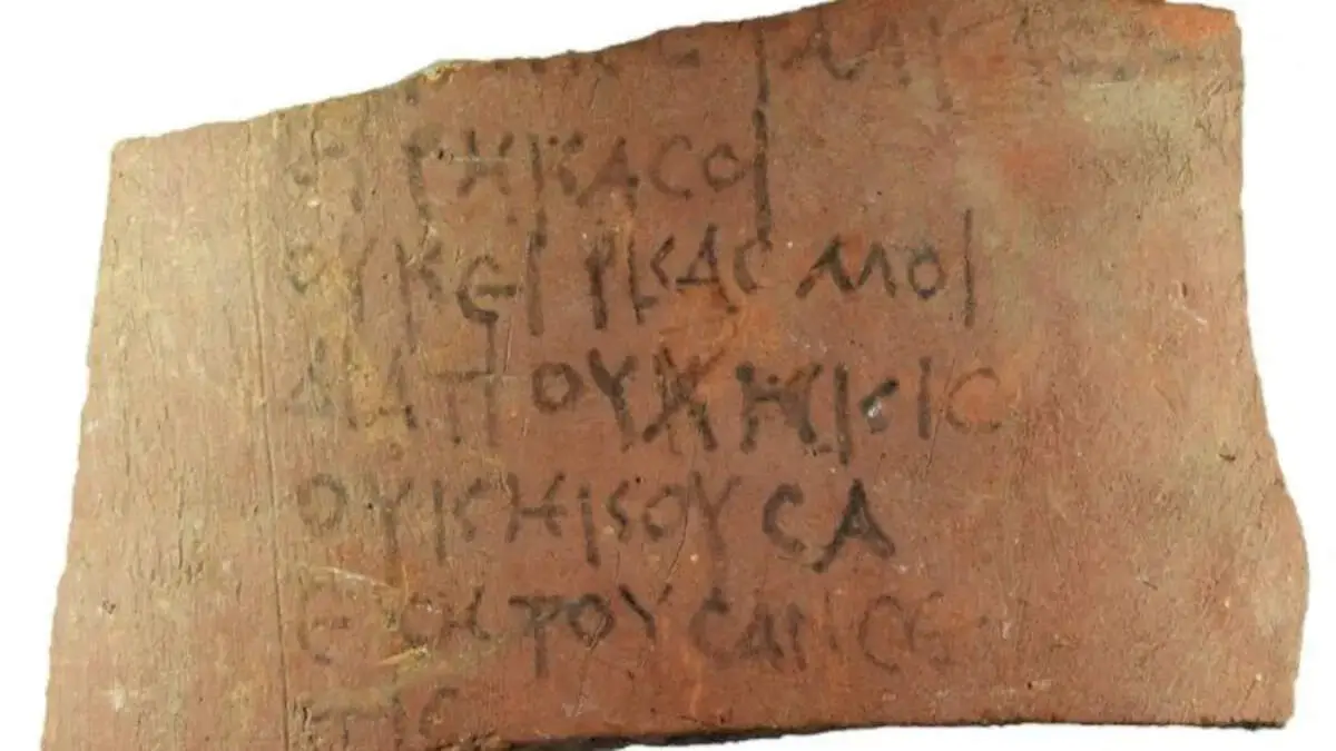 Exemple d'&ograve;stracon, trobat al jaciment egipci d'Athtribis. Foto del Ministry of Tourism and Antiquities, d'Egipte.