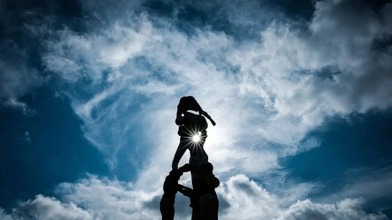 Nens castellers en acci&oacute; amb risc de lesions comparable al futbol infantil en activitats esportives escolars