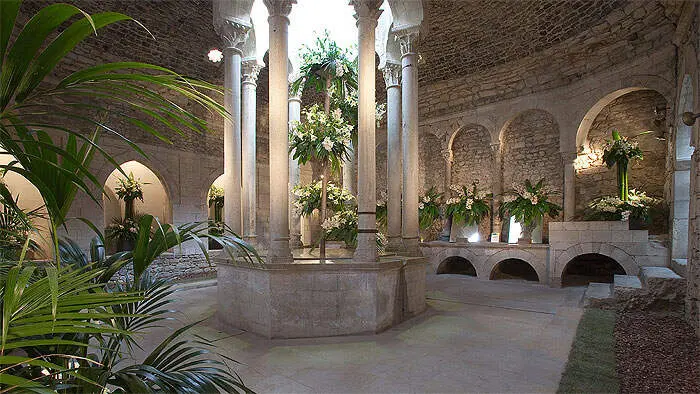 Banys &agrave;rabs de Girona, engalanats en motiu del Temps de Flors. Foto de l'Ajuntament de Girona.