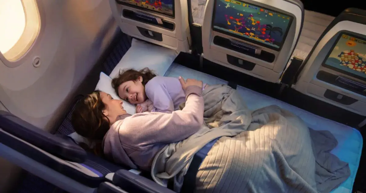 Una mare amb la seva filla a la United Relax Row, nou servei de United Airlines pels vols en Turista. Foto de United Airlines.