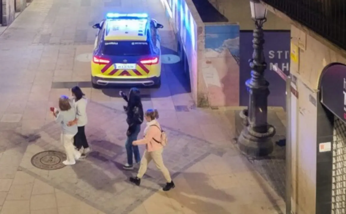 Aquesta matinada, el ve&iuml;nat del Carrer de La Cort, Carrer i Costa de La Peixateria s'ha despertat amb crits i plors a conseq&uuml;&egrave;ncia d'una baralla. Imatge cedida i modificada amb IA.