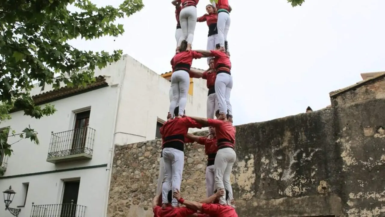 La Colla Joves Xiquets de Valls descarregant un 4 de 8 amb &egrave;xit a Cambrils en una actuaci&oacute; castellera espectacular
