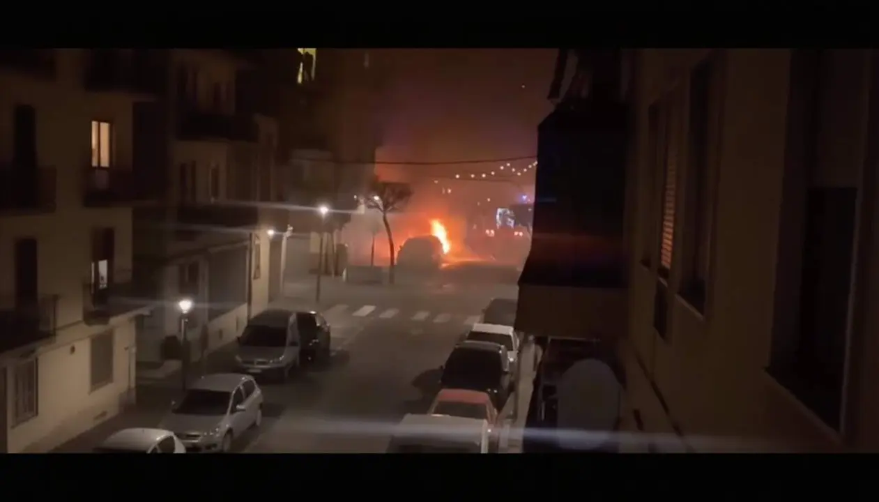 Imatge d&rsquo;incendi de diversos cotxes a Bonavista durant la matinada amb sospites d&rsquo;ajustaments o casualitat