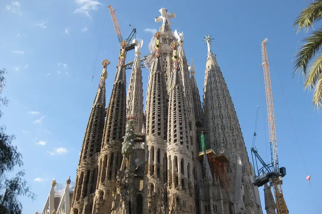 Vista exterior de la Sagrada Fam&iacute;lia amb els detalls arquitect&ograve;nics