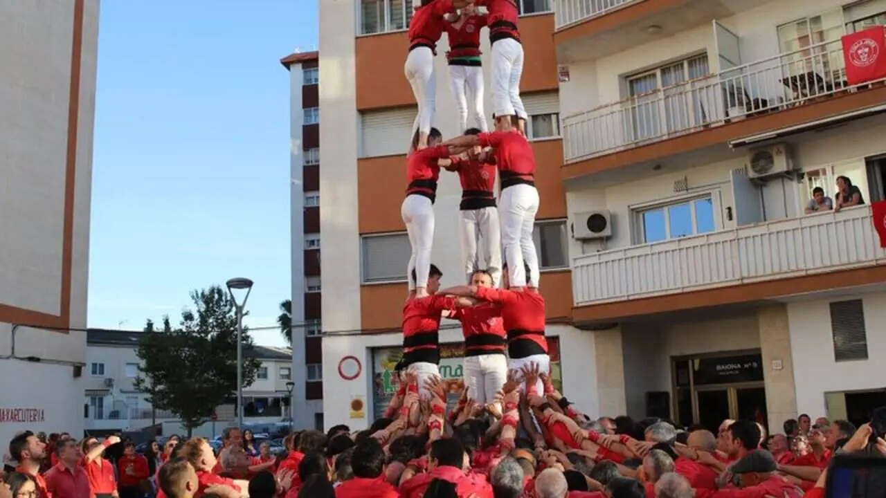 Colla Joves Xiquets de Valls descarregant un 3 de 7 a Ca l'&Agrave;ngel durant la cinquena ronda de castells &mdash; Imagen de la Fuente