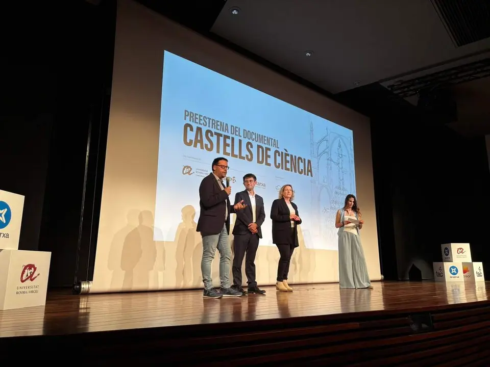 Preestrena del documental Castells de ci&egrave;ncia a Valls connectant tradici&oacute; i innovaci&oacute; en la cultura dels castells &mdash; Imagen generada por IA