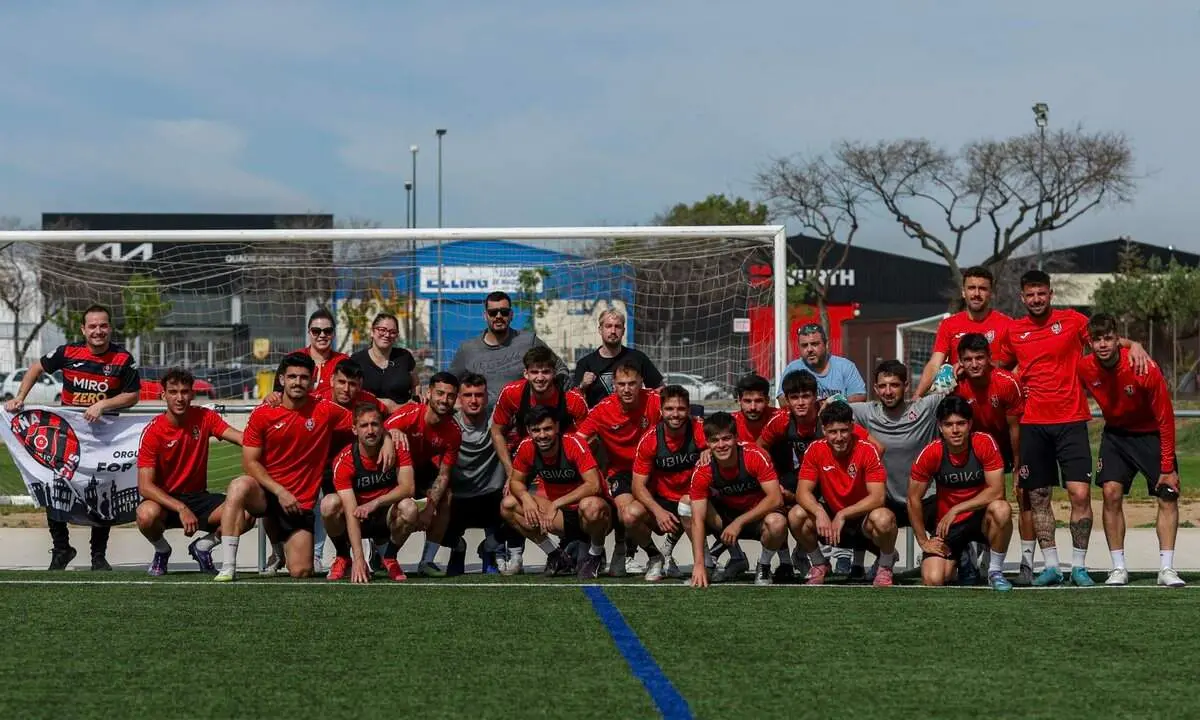 Jugadors del Reus FC Reddis celebrant el suport dels aficionats en l&rsquo;&uacute;ltim tram de la temporada 2026