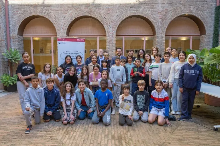 L'alcalde de Tarragona Rub&eacute;n Vi&ntilde;uales responent preguntes dels infants al Consell Municipal en trobada educativa