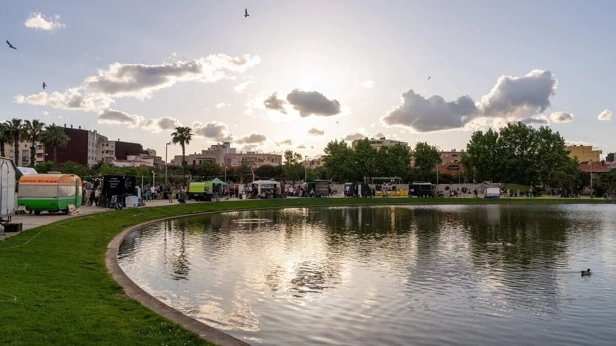 Foodtrucks al parc dels Xiribecs amb gastronomia variada i activitats familiars al Festival d&rsquo;Amposta &mdash; Imagen de la Fuente