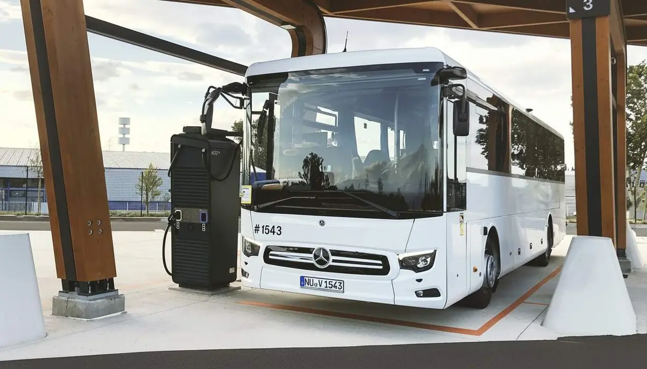 Autobusos di&egrave;sel a Europa en retirada amb 200 milions d&rsquo;euros per impulsar alternatives sostenibles &mdash; Imagen generada por IA