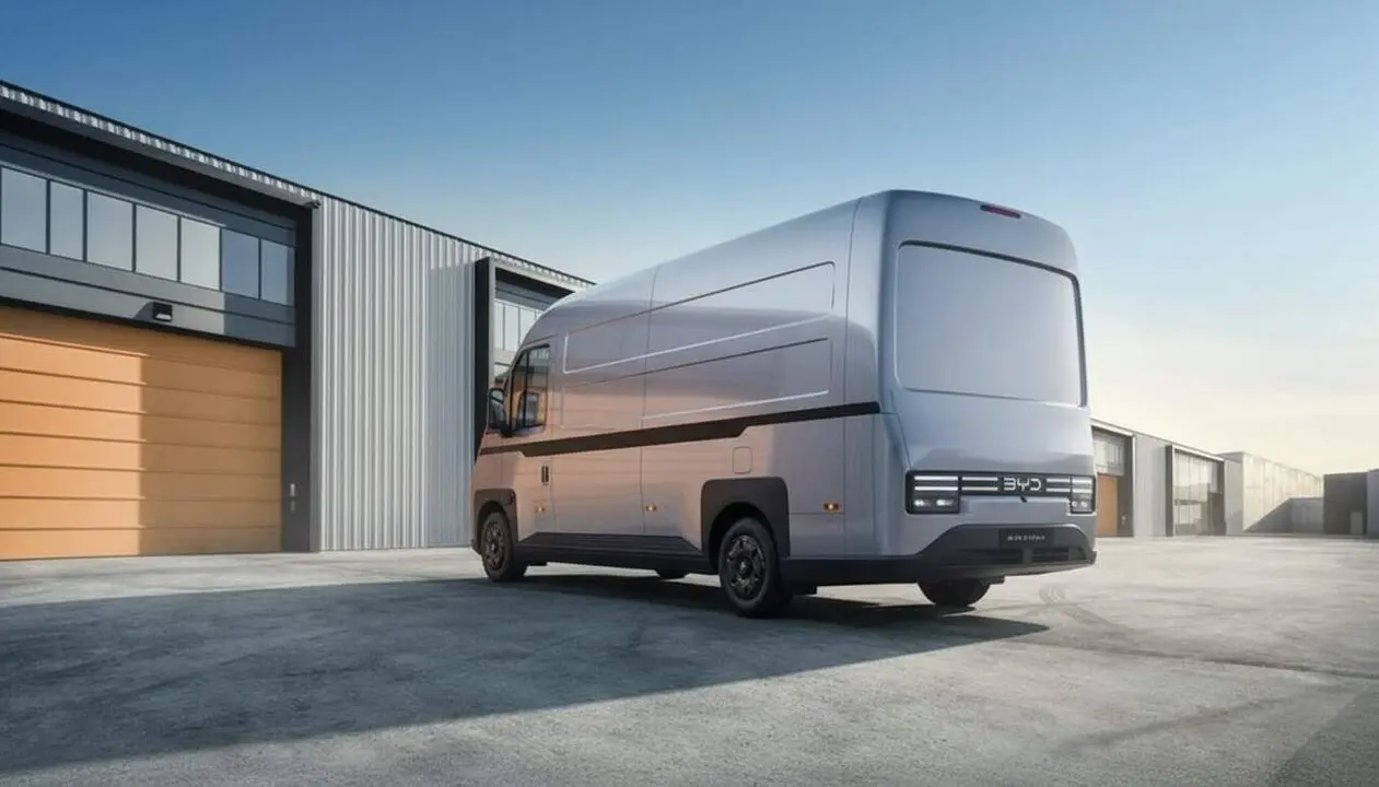Furgoneta el&egrave;ctrica BYD E-Vali que revoluciona el mercat europeu amb tecnologia avan&ccedil;ada i disseny innovador &mdash; Imagen generada por IA